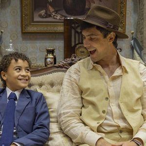 Picolé (Isaac Amendoim) e Candinho (Sergio Guizé) na novela 'Êta Mundo Melhor'