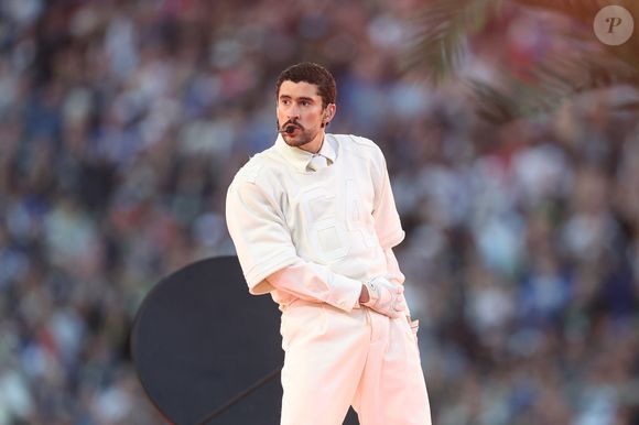 Bad Bunny completou o look minimalista com uma calça de alfaiataria