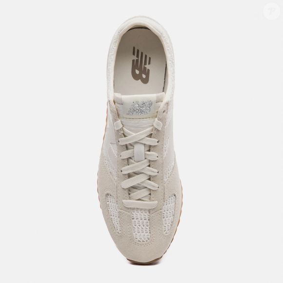 Para quem prefere produções clássicas e discretas, o New Balance 471 branco é uma alternativa para combinar com calças jeans bege, suéteres neutros e acessórios prateados em looks inspirados no estilo old money