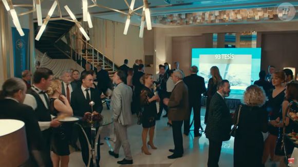 Novela turca 'Leke' ('Amor e Honra') gira sua trama em torno de Yasemin (Melis Sezen), criada em orfanato que estuda Direito e trabalha em empresa de eventos