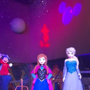 Os ambientes da festa foram divididos em múltiplos universos temáticos da Disney, criando diferentes experiências visuais para os convidados