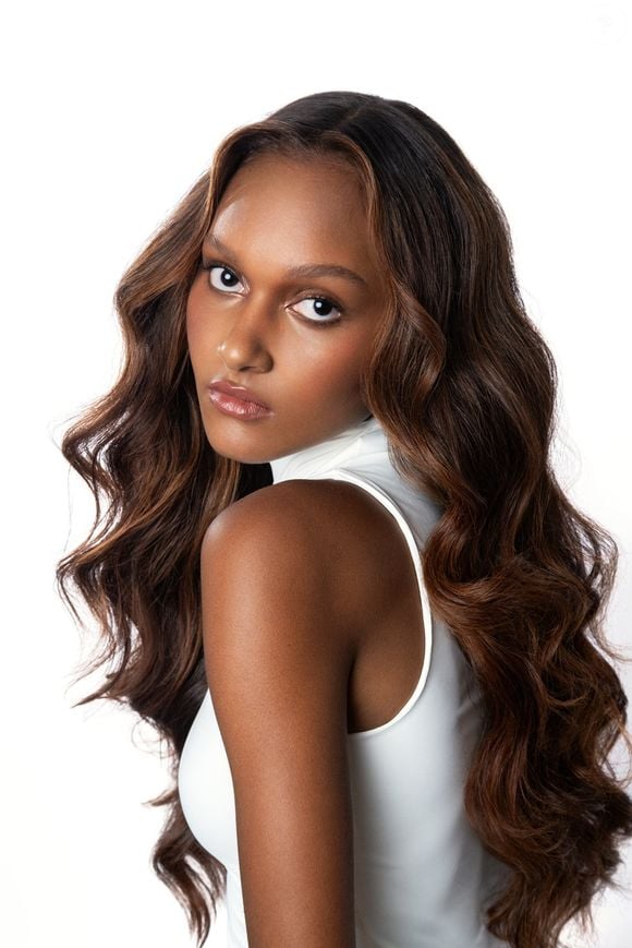 Segundo a L'Oréal Professionnel, o Avelã Cashmere envolve os fios em um efeito de brilho acetinado e sedosidade, combinando profundidade sofisticada com um acabamento uniforme e luminoso