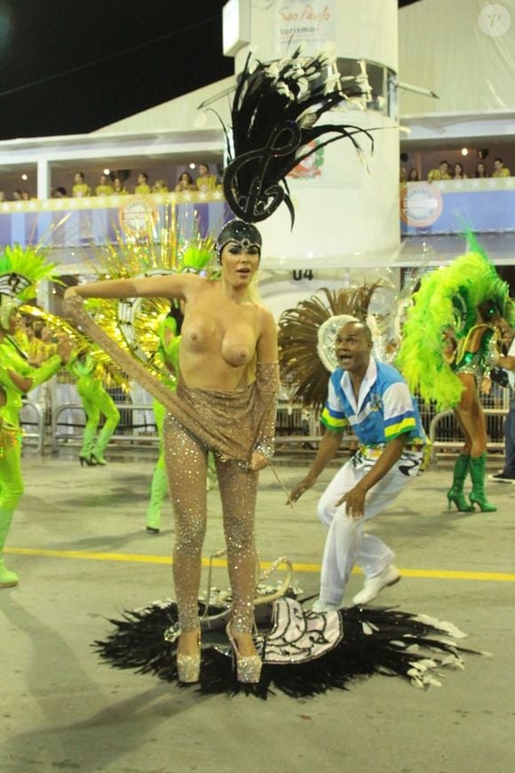 Em 2016, Ju Isen, a "musa das manifestações", foi expulsa da Unidos do Peruche após tirar a fantasia e ficar nua em protesto a favor do impeachment de Dilma Rousseff.