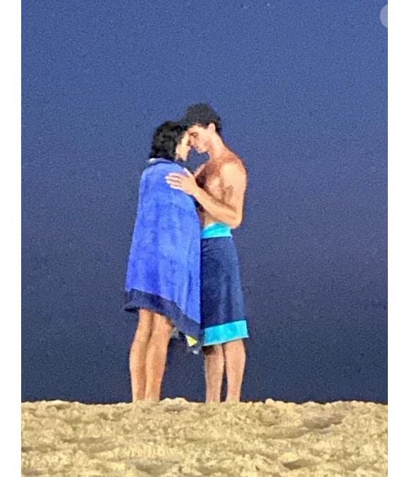 Bruna Marquezine e Shawn Mendes foram flagrados em clima de romance em praia do Rio na quarta-feira 18 de fevereiro de 2026