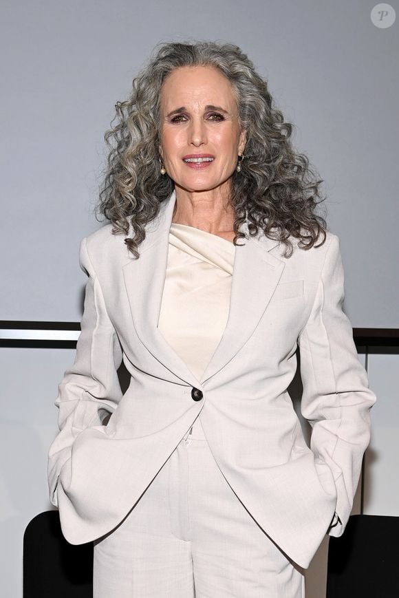 Andie MacDowell, de 67 anos, é dona de cabelo longo encaracolado e grisalho. Um luxo!
