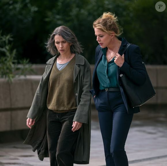 'Sara: A Mulher nas Sombras' é uma série de suspense estrelada por Claudia Gerini e Teresa Saponangelo