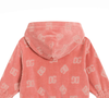 Moletom rosa usado por Mavie, da Dolce&Gabbana, custa R$ R$ 6.974 no site da Farfetch Brasil.