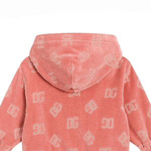 Moletom rosa usado por Mavie, da Dolce&Gabbana, custa R$ R$ 6.974 no site da Farfetch Brasil.