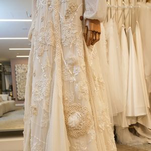 Ana optou por entrar na capela com um terço nas mãos, que foi do batizado de Pietra, filha de Lethicia Bronstein, de 8 anos. A joia foi feita em ouro branco e pérolas pelo joalheiro Miguel Alcade.