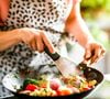 Arrumar a cozinha antes de dormir não é apenas uma exigência prática para o dia seguinte: é também uma forma de retomar o controle sobre o próprio ambiente e de marcar um limite entre a agitação do dia e o descanso.