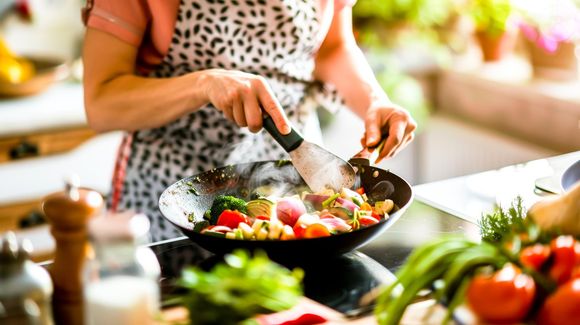 Arrumar a cozinha antes de dormir não é apenas uma exigência prática para o dia seguinte: é também uma forma de retomar o controle sobre o próprio ambiente e de marcar um limite entre a agitação do dia e o descanso.