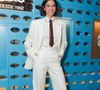 Bruna Marquezine aposta em alfaiataria com gravata e sandálias em desfile da Havaianas com Pedro Andrade no MASP, em São Paulo