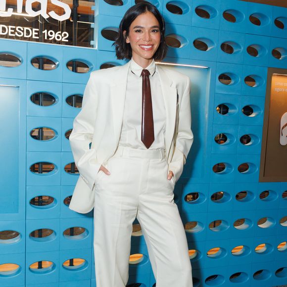 Bruna Marquezine aposta em alfaiataria com gravata e sandálias em desfile da Havaianas com Pedro Andrade no MASP, em São Paulo