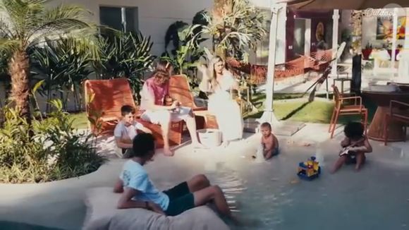 Mulher e filhos de Tato, são 4 crianças ao todo, brincam em 'praia' na casa do cantor