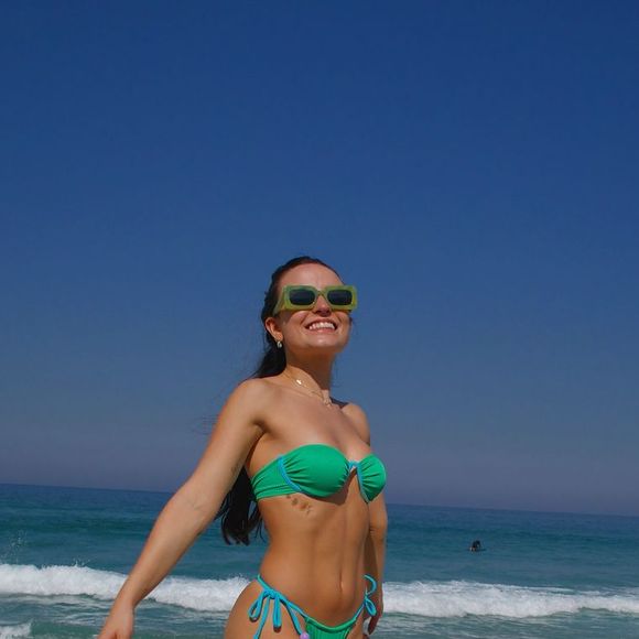 A cor verde não pode faltar nos biquínis de Larissa Manoela. A famosa também não dispensa acessórios, como os óculos de sol.