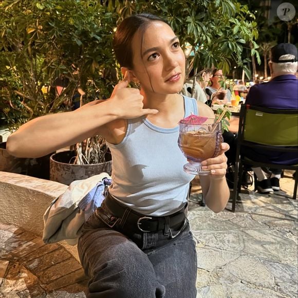 Bem diferente, Rachel Marsh impressiona por sua aparência fora da série