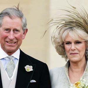 Charles e Camilla adiaram o casamento para o dia seguinte e o então príncipe participou do velório