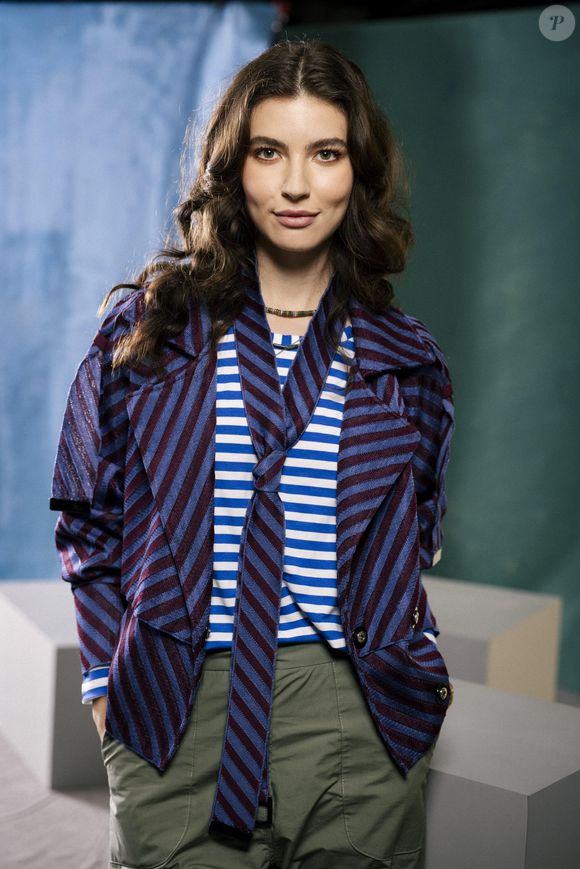 Lorena (Alanis Guillen) incentiva Maggye a ligar para Júnior (Guthierry Sotero).