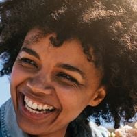 Sanduíche de vitamina C, ácido hialurônico ou retinol na pele? Um método de skincare inusitado viraliza e dermatologista faz alerta