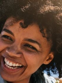 Sanduíche de vitamina C, ácido hialurônico ou retinol na pele? Um método de skincare inusitado viraliza e dermatologista faz alerta