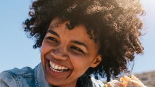 Sanduíche de vitamina C, ácido hialurônico ou retinol na pele? Um método de skincare inusitado viraliza e dermatologista faz alerta