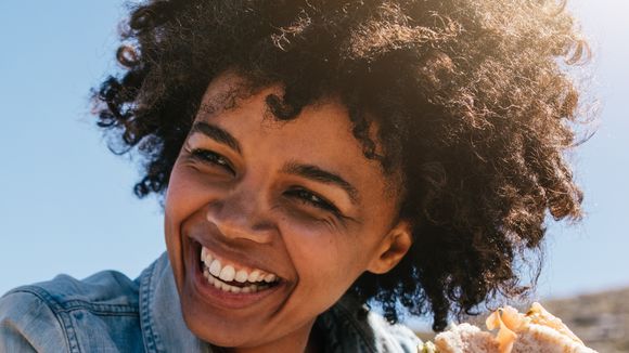 Sanduíche de vitamina C, ácido hialurônico ou retinol na pele? Um método de skincare inusitado viraliza e dermatologista faz alerta