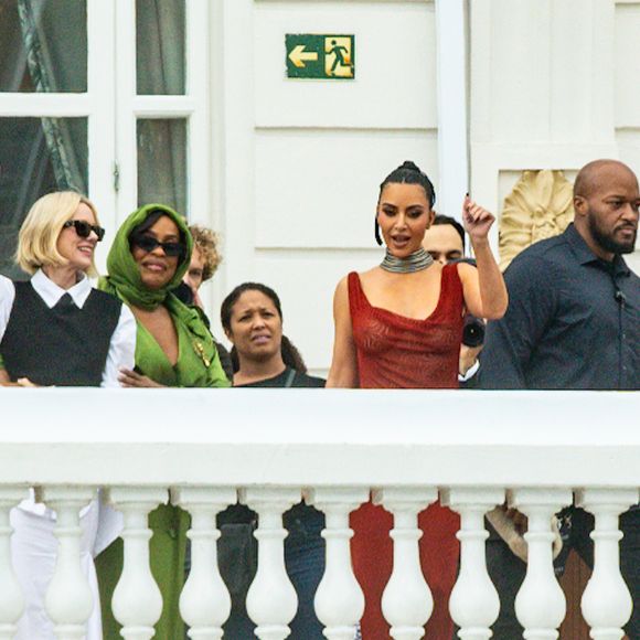 Kim Kardashian roubou a cena na tarde desta terça-feira (11) ao surgir na sacada do Copacabana Palace, no Rio de Janeiro