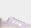 Com visual clássico, inspiração retrô e uma delicada cor lavanda, o Adidas Grand Court Base 3.0 surge como uma alternativa elegante aos modelos Samba e Gazelle, sem pesar no orçamento