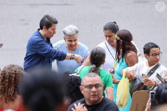 Cláudia Rodrigues, acompanhada da mulher (de blusa azul), Adriane Bonato, chega ao velório de Ney Latorraca