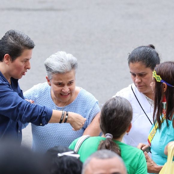 Cláudia Rodrigues, acompanhada da mulher (de blusa azul), Adriane Bonato, chega ao velório de Ney Latorraca