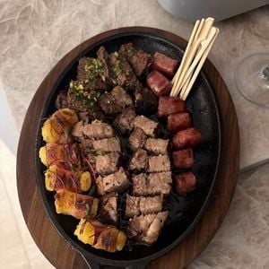 Em seu Instagram, Carlinhos Maia mostrou os detalhes da festa de Simone Mendes, incluindo o churrasco servido
