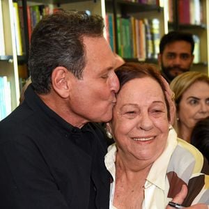 Luis Ricardo faz carinho na mãe ao lançar sua biografia