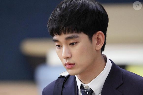 Em 2015, interpretando um nerd, Kim Soo-hyun voltou a cortar seu cabelo para 'Os Produtores'