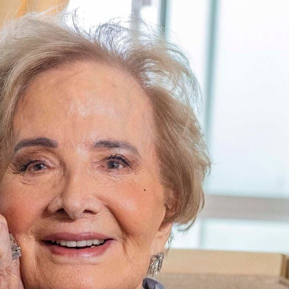 A atriz Glória Menezes foi elogiada nas redes após a nora, Mocita Fagundes, contar a reação da veterana ao saber da transição do neto