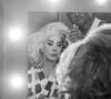 Claudia Raia se maquiando para viver Miranda Priestly em 'O Diabo Veste Prada – Um Novo Musical'