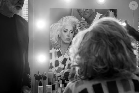 Claudia Raia se maquiando para viver Miranda Priestly em 'O Diabo Veste Prada – Um Novo Musical'