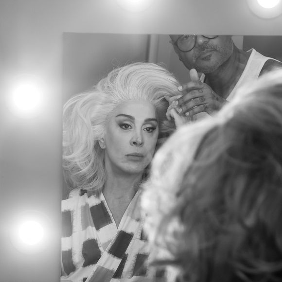 Claudia Raia se maquiando para viver Miranda Priestly em 'O Diabo Veste Prada – Um Novo Musical'