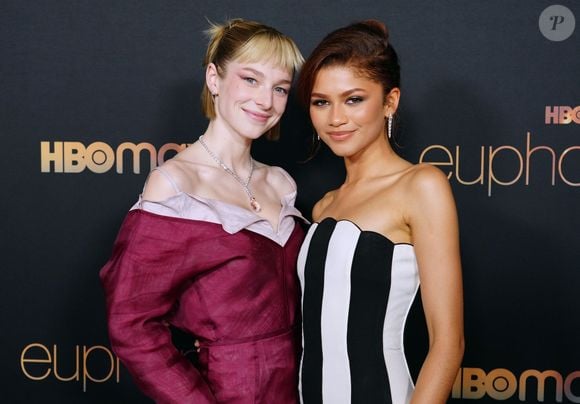 Hunter Schafer, que interpreta "Jules" na série da Zendaya, relatou que precisou renovar seu passaporte após ter sido roubada em Barcelona e, ao receber o novo documento, notou que seu gênero havia sido alterado.