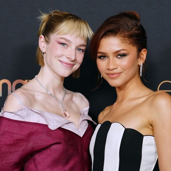Hunter Schafer, que interpreta "Jules" na série da Zendaya, relatou que precisou renovar seu passaporte após ter sido roubada em Barcelona e, ao receber o novo documento, notou que seu gênero havia sido alterado.