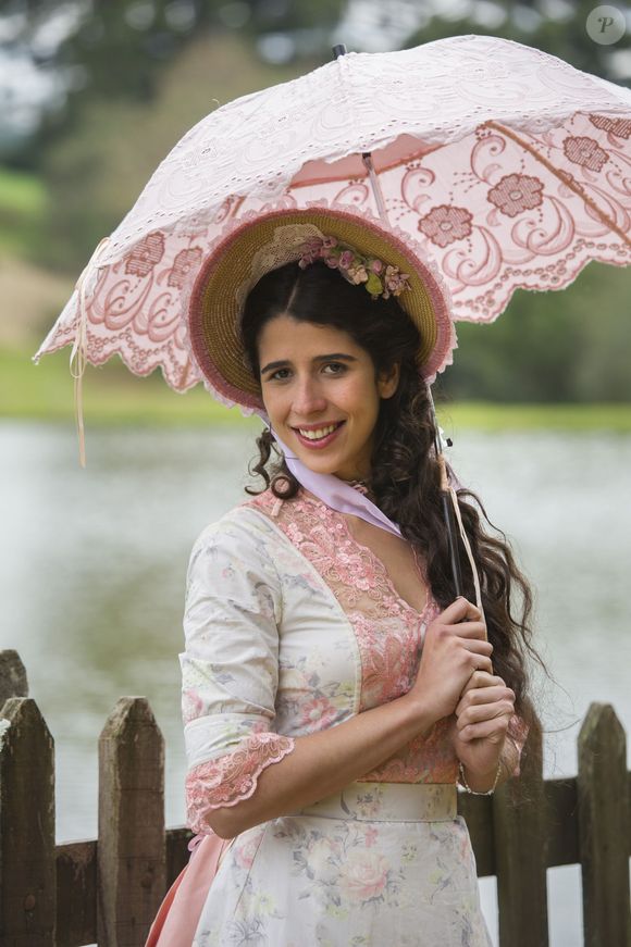 Flora Diegues não conseguiu permanecer na novela até o final. Em novembro de 2015, durante as gravações, a atriz precisou passar por uma cirurgia de emergência após exames descobrirem um aneurisma.
