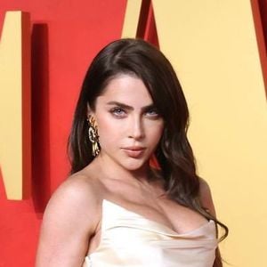 Jade Picon exibe cabelo natural em tom castanho