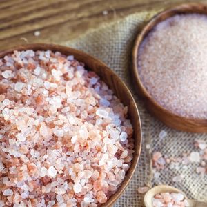 De acordo com a nutricionista, algumas pessoas relatam redução do inchaço e menos vontade de comer doces quando tomam uma mistura de sal rosa e água morna pela manhã