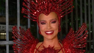 Virgínia leva 'amuleto' de R$ 11 mil para a Sapucaí: rainha de bateria da Grande Rio ganha presente de Vini Jr. antes de estreia e se emociona. 'Faltando você'