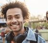 Otimismo: Quando você sorri para alguém, mesmo sem esperar nada em troca, você aposta na bondade humana, você acredita que aquilo pode ter um impacto positivo