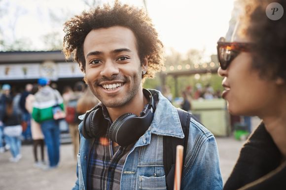 Otimismo: Quando você sorri para alguém, mesmo sem esperar nada em troca, você aposta na bondade humana, você acredita que aquilo pode ter um impacto positivo
