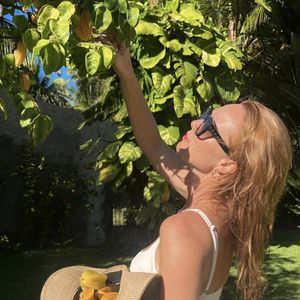 Uma das frutas favoritas de Mariana Ximenes é a carambola, que já foi muito popular em quintal e vó e ela adora colher diretamente do pé