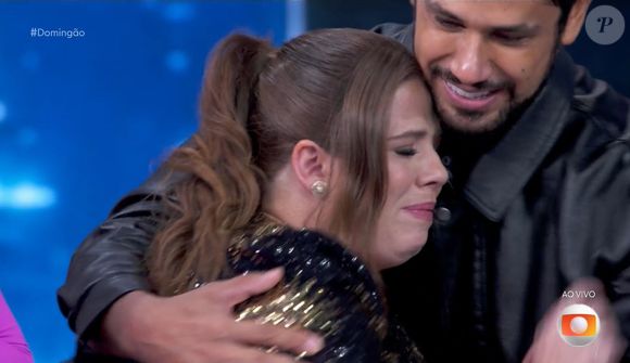 Ainda muito abalada pela morte do filho, Rael, Tati Machado participou do 'Domingão'