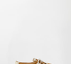 A nova collab da Versace com a Onitsuka Tiger colocou os tênis no centro das atenções, mas foi uma versão bem mais acessível da C&A que acabou roubando a cena