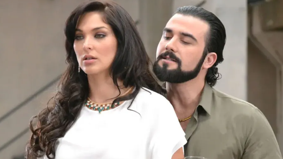 A Netflix rouba a atenção mundial com essa série inusitada, extremamente divertida e com tempero latino