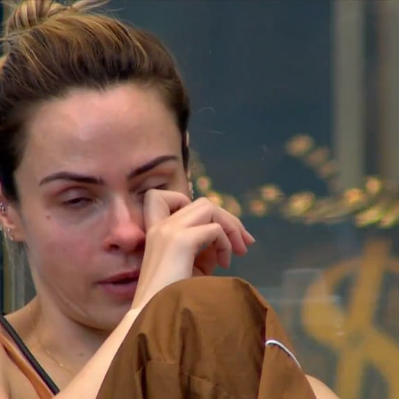 Ana Paula Renault se emociona no BBB 26 ao comentar desgaste psicológico e conflitos no reality